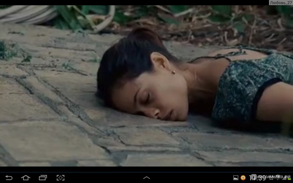 Женщина упала без сознания. Женщина лежит без сознания. Обмороки девушек в фильмах.