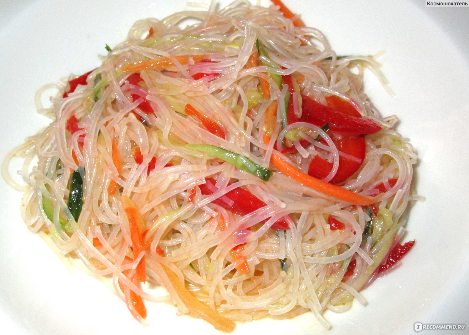 Салат с фунчозой, морковью по-корейски и мясом