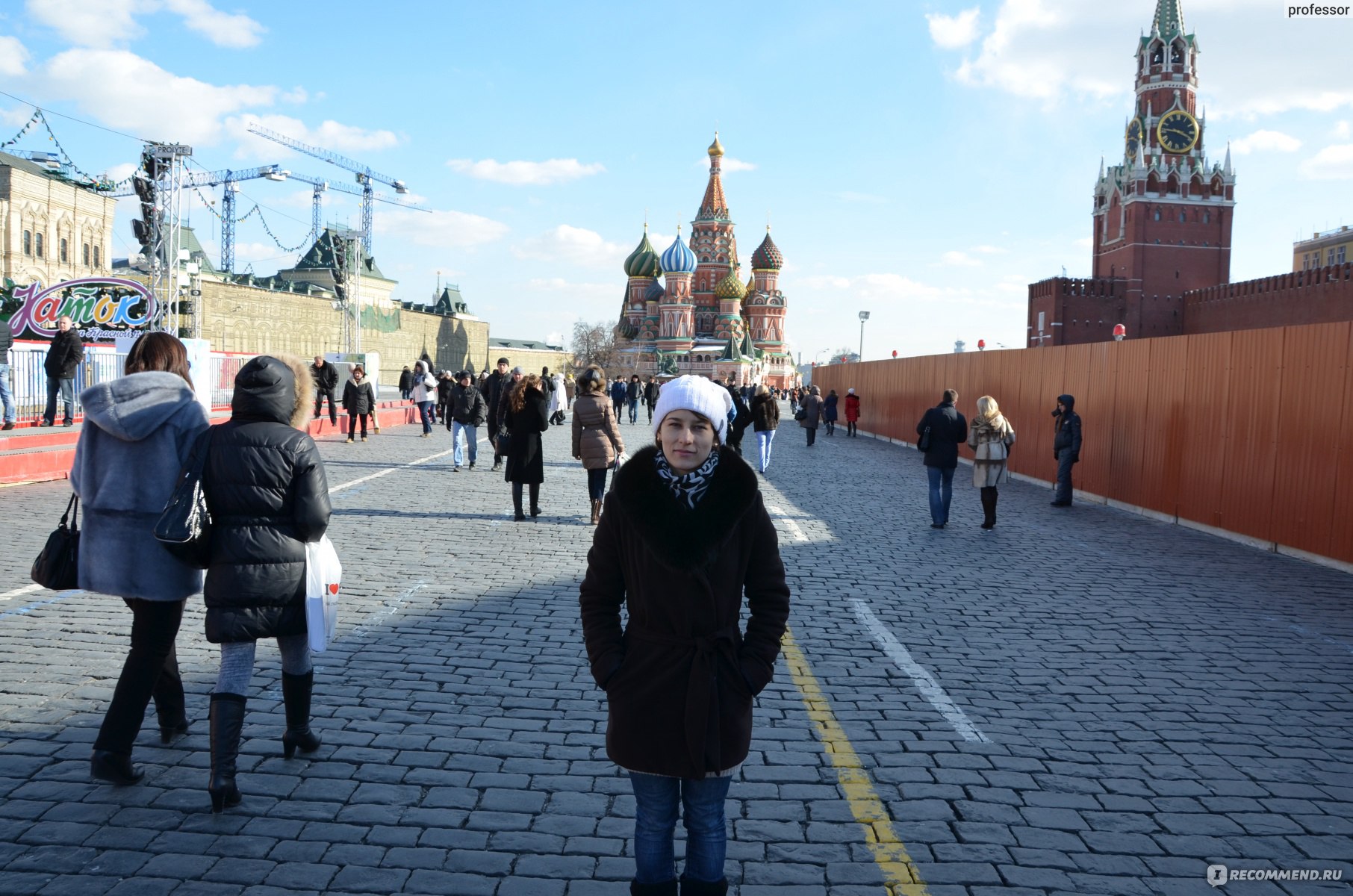 В москве проживает человек