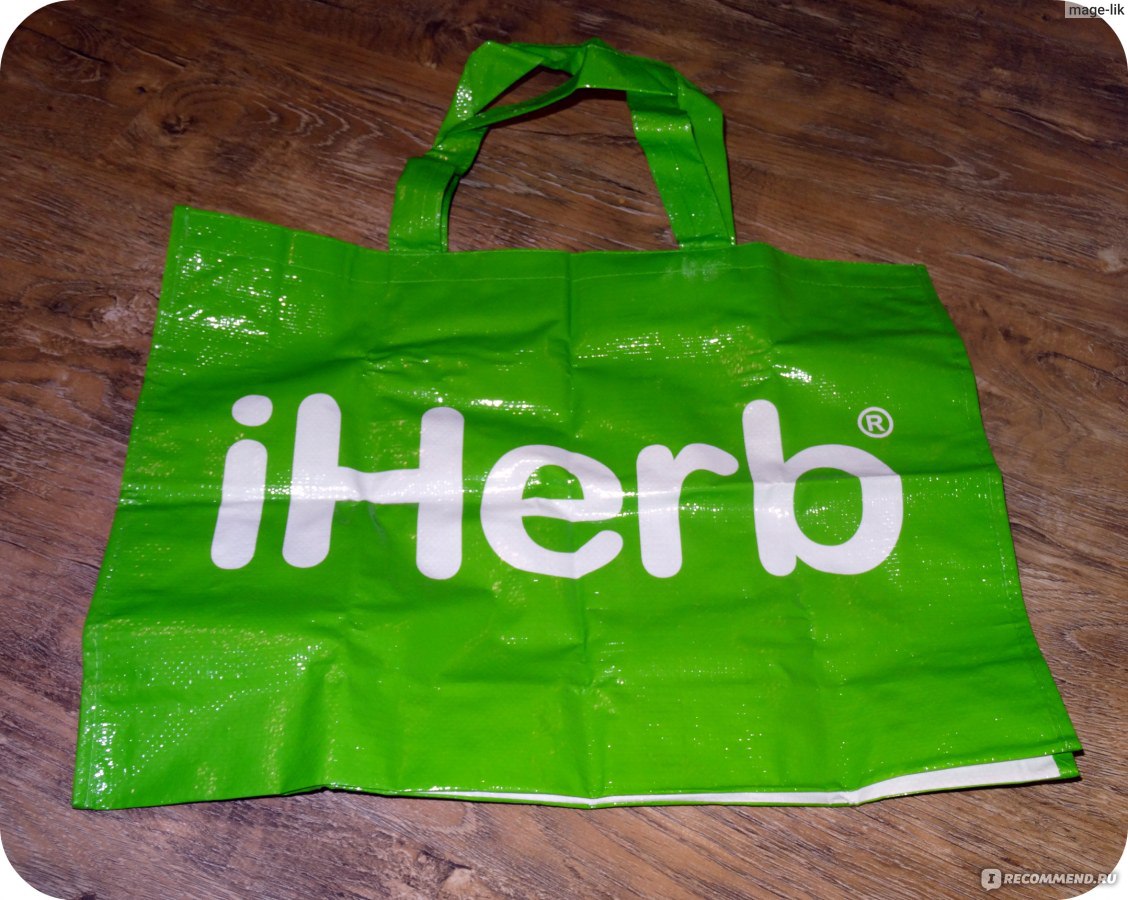 Внешний вид и размер - яркая зелёная сумка с белой надписью iHerb, внутри п...