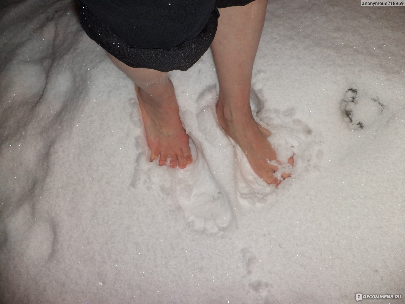 Снежки с дырочками. Босые ноги на снегу. Босая на снегу. Босые ножки на снегу.