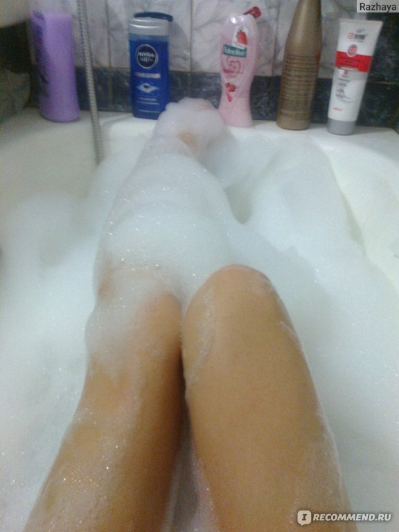 Ноги в ванне с пеной. Ноги девушки в ванне. Ванна для ног. Девушка в ванной с пенкой. Ноги в ванной с пеной девушек.