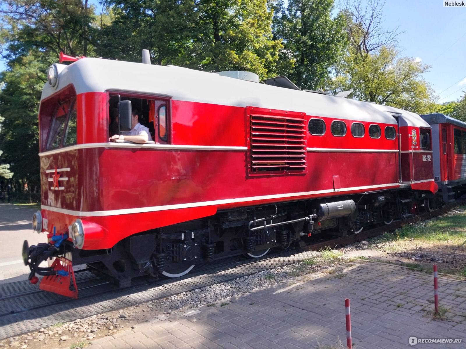 Детская железная дорога в Парке им. Николая Островского, Ростов-на-Дону -  «Железная дорога в уменьшенном формате. Здесь всё по-взрослому: тепловозы,  станции, рельсы, семафоры, расписание. А вот работают здесь дети.» | отзывы