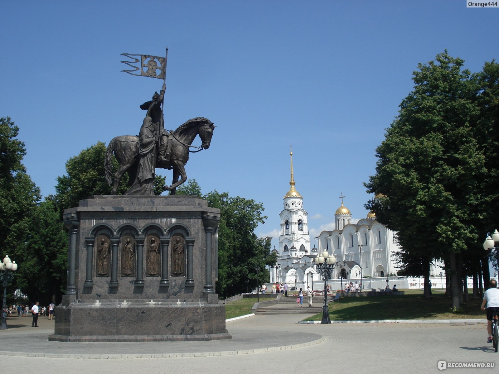 Чей памятник на коне на Соборной площади Владимира