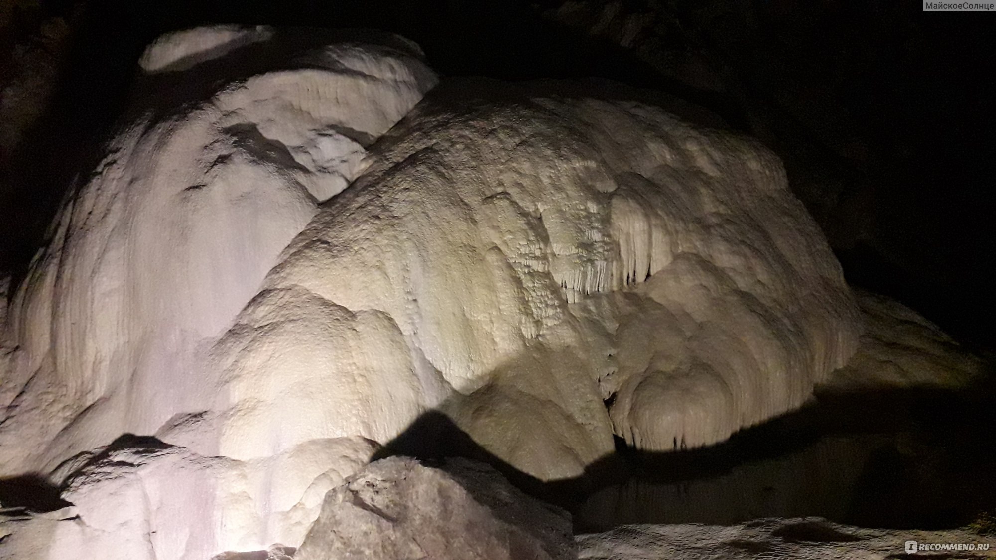 Новоафонская пещера водопад