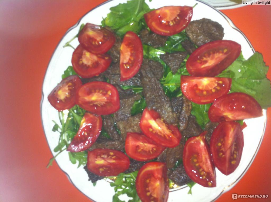 Салат из рукколы и помидоров