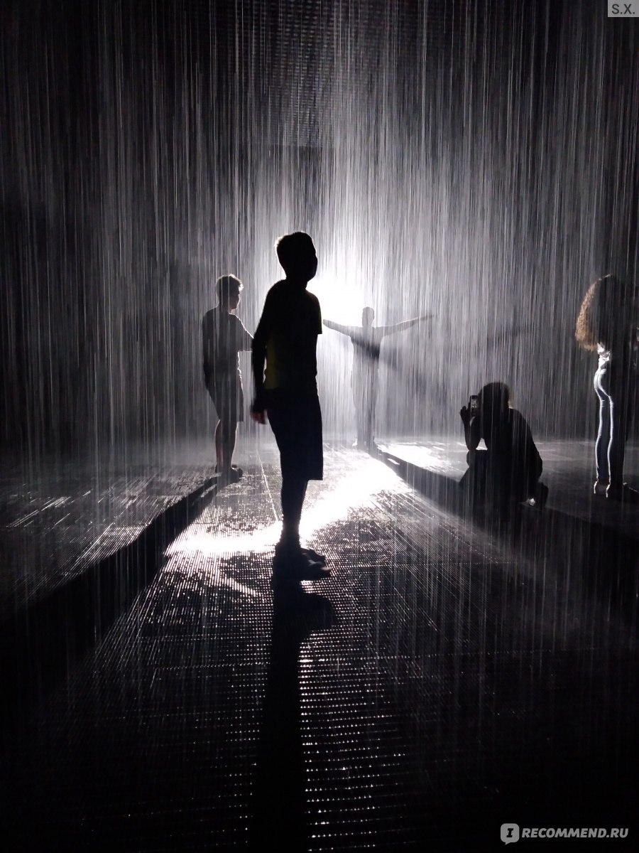 Комната дождь. Комната дождя. Комната дождя в Шардже. Rain Room Шарджа. Музей дождя в Шардже.