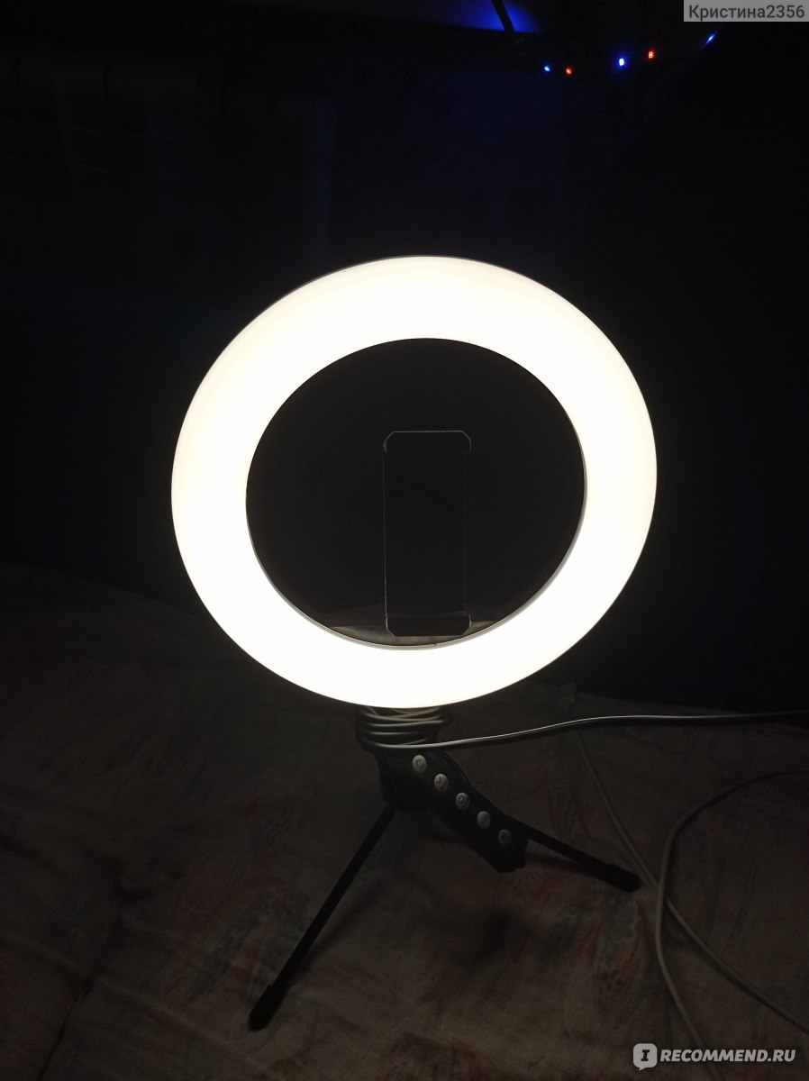 кольцевая лампа фото на черном фоне