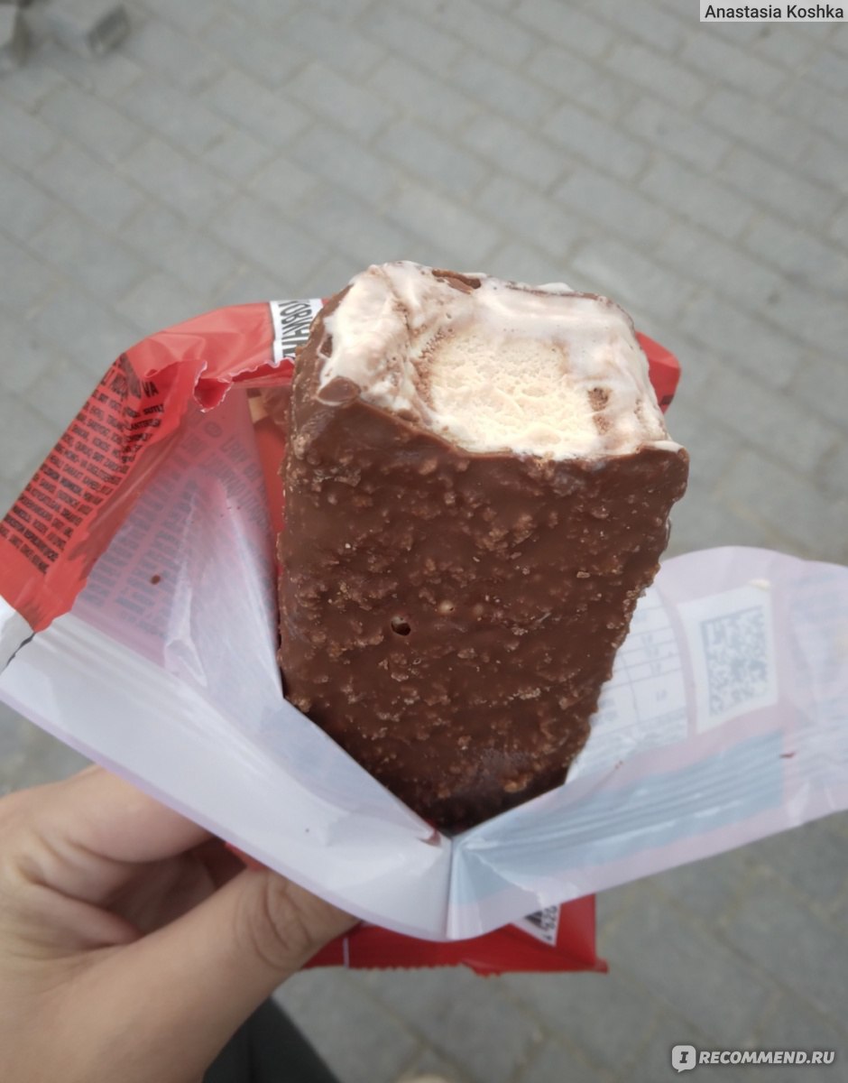 Мороженое Nestle KitKat сливочное с ароматом ванили в шоколадной глазури с вафельной крошкой и бисквитом из злаков фото