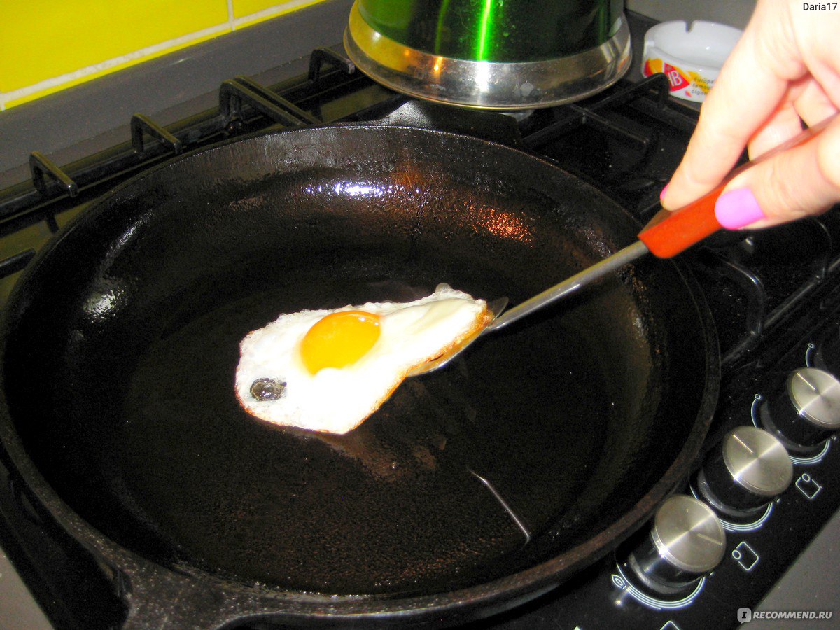 Горит масло на сковороде. Современная сковородка пригорает. Сковорода не пригорает. Прилипает ли к чугунной сковороде. Слуцкая сковорода.