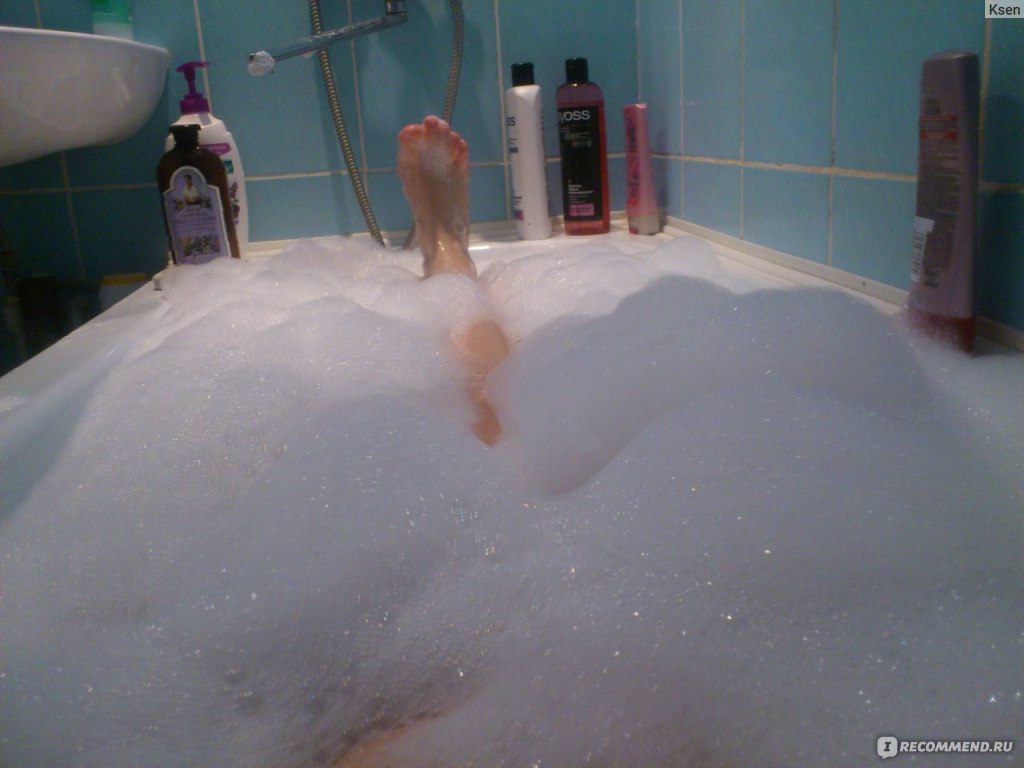 Невероятно большие сиськи размокают в ванной