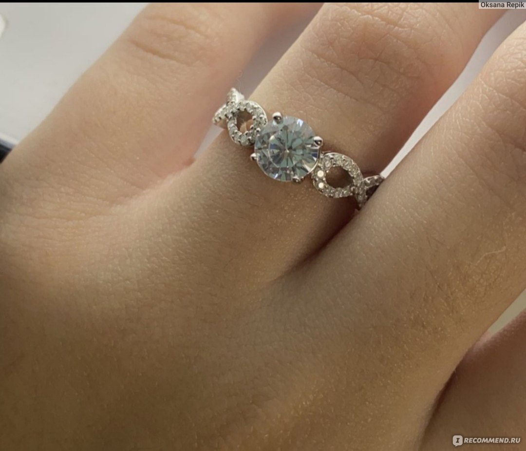 Красивое кольцо с напылением серебра и кристаллами дорожка в 3 ряда