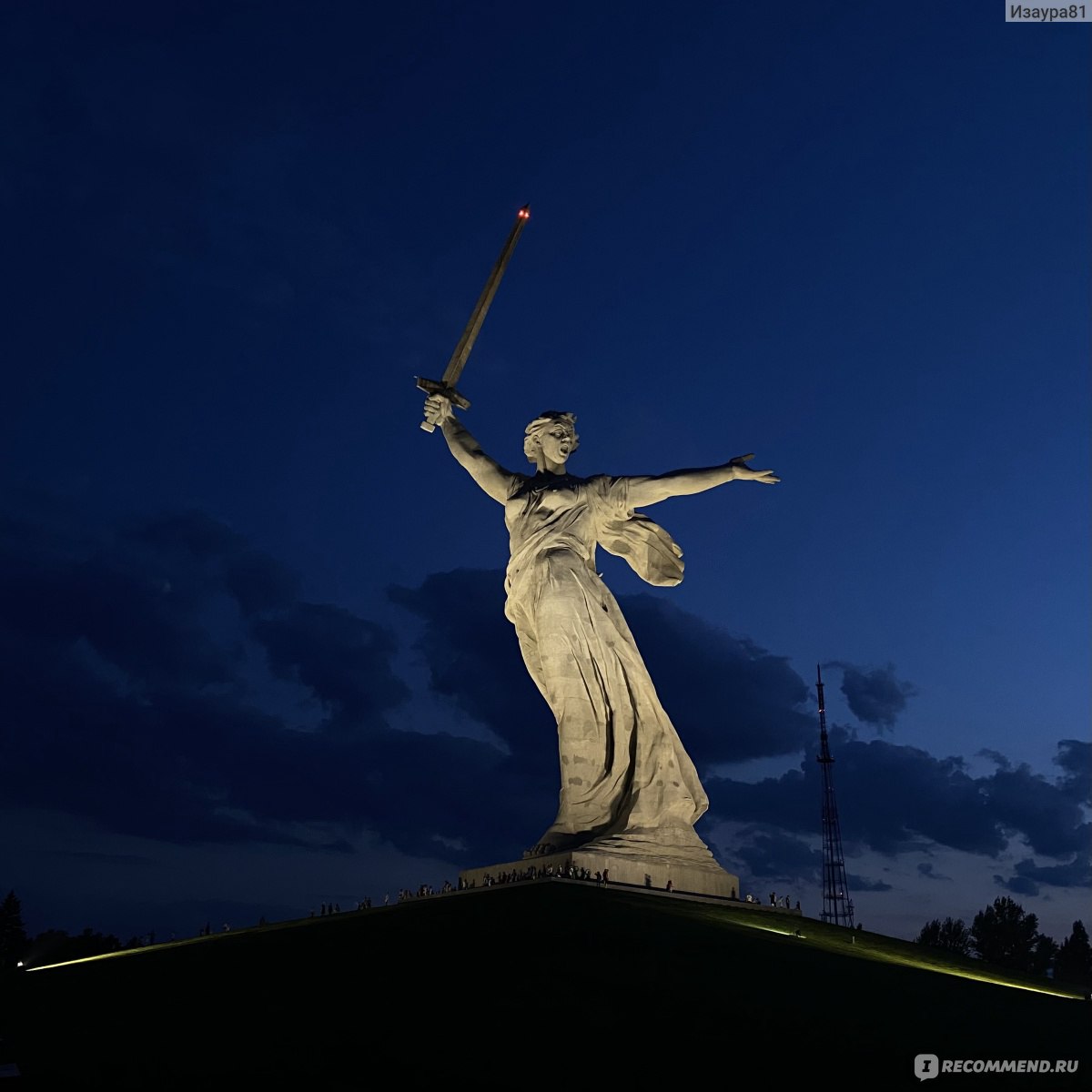 Мамаев курган расстояние. Родина-мать Волгоград. Мамаев Курган Родина мать. Курган Родина мать в Волгограде. Памятник Родина-мать Мамаевский Курган.