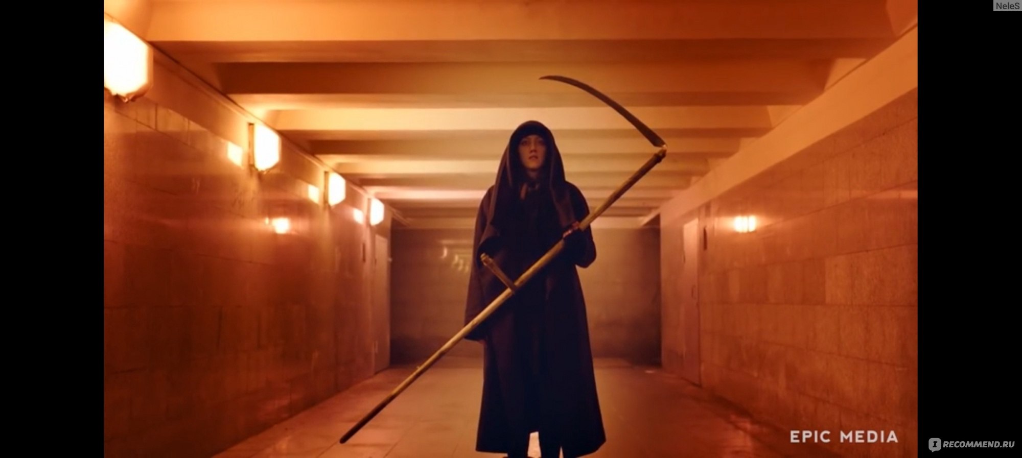 девушка с косой. девушка с косой в руках. русская красавица с комой в платке. портрет а. тг женщина с косой.