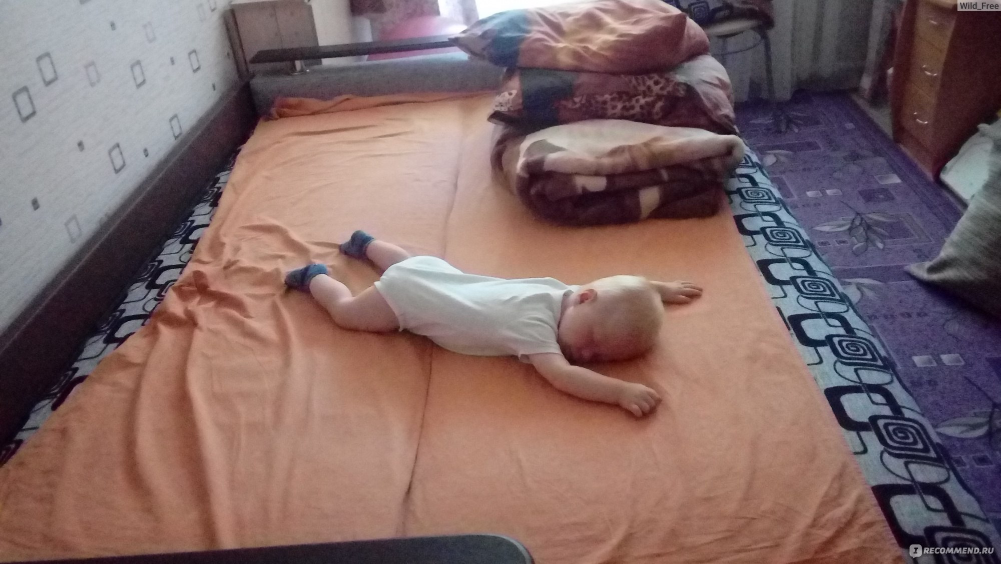 Ребенок на кровати ползает а на полу нет