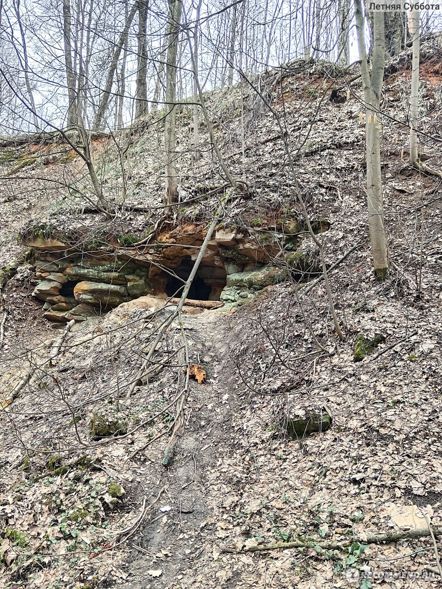 Пещера на крутом склоне