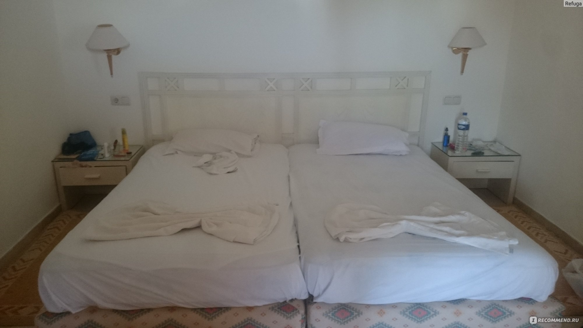 Кровати в одной из комнат
