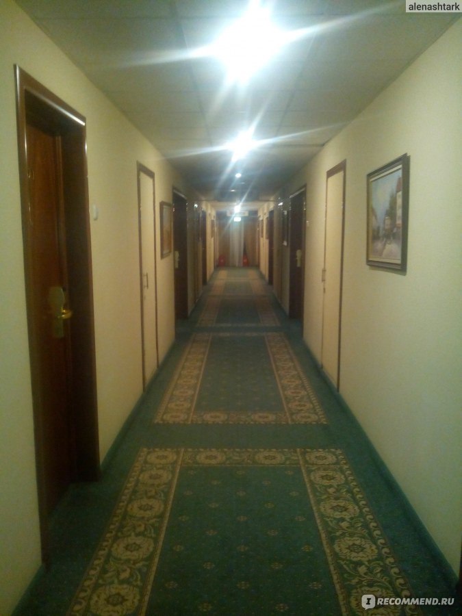 Посреди коридора отеля в чулках