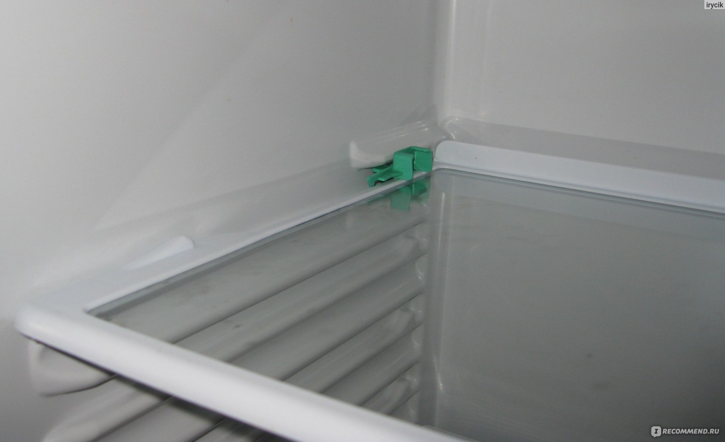 Фиксаторы полок в холодильнике Бирюса