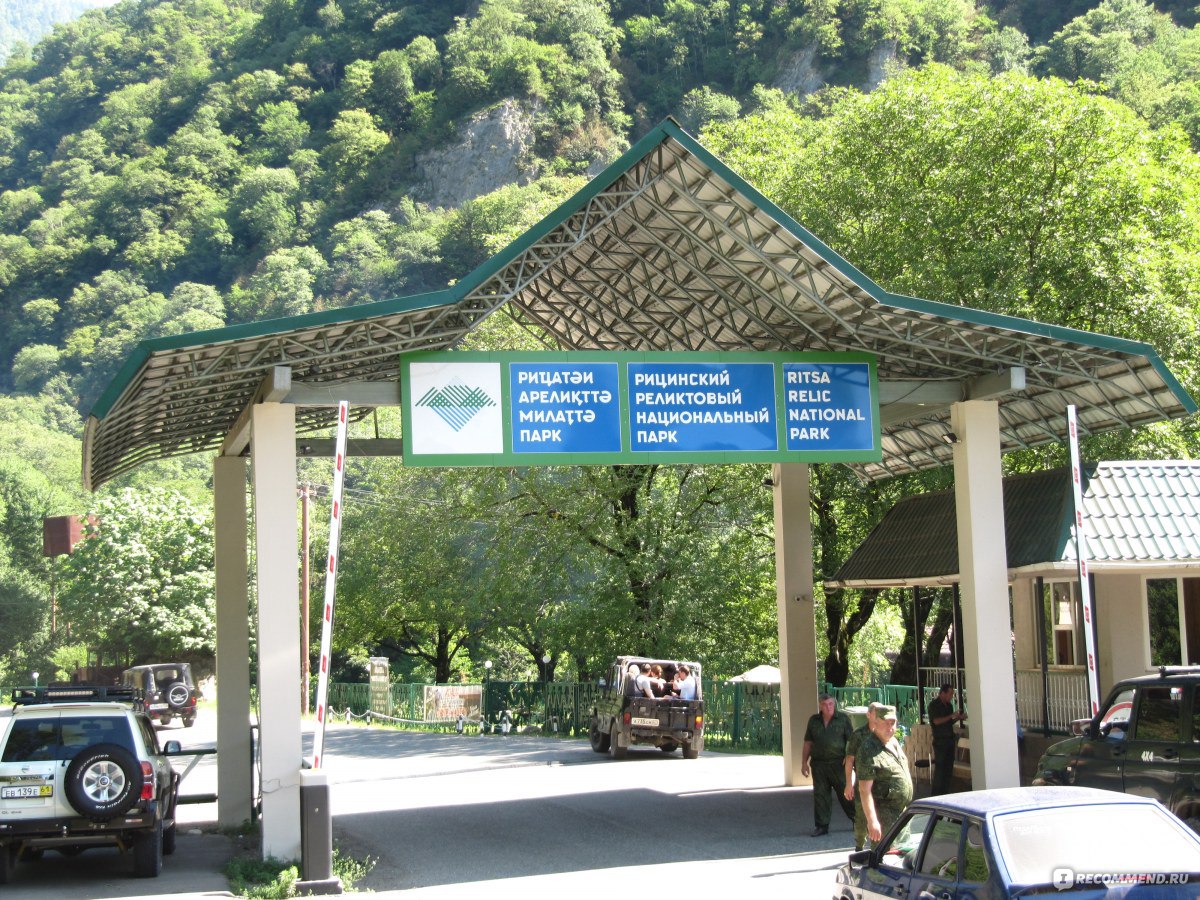 Абхазия в начале июня. Въезд в Рицинский национальный парк. Рицинский парк стенд. Границы Рицинского парка. Рицинский национальный парк тур тропы.