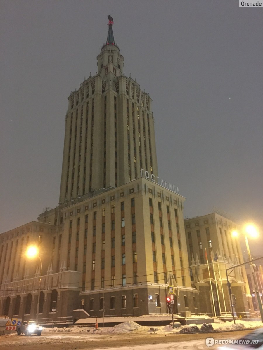 Гостиница Хилтон Ленинградская морозной снежной зимой