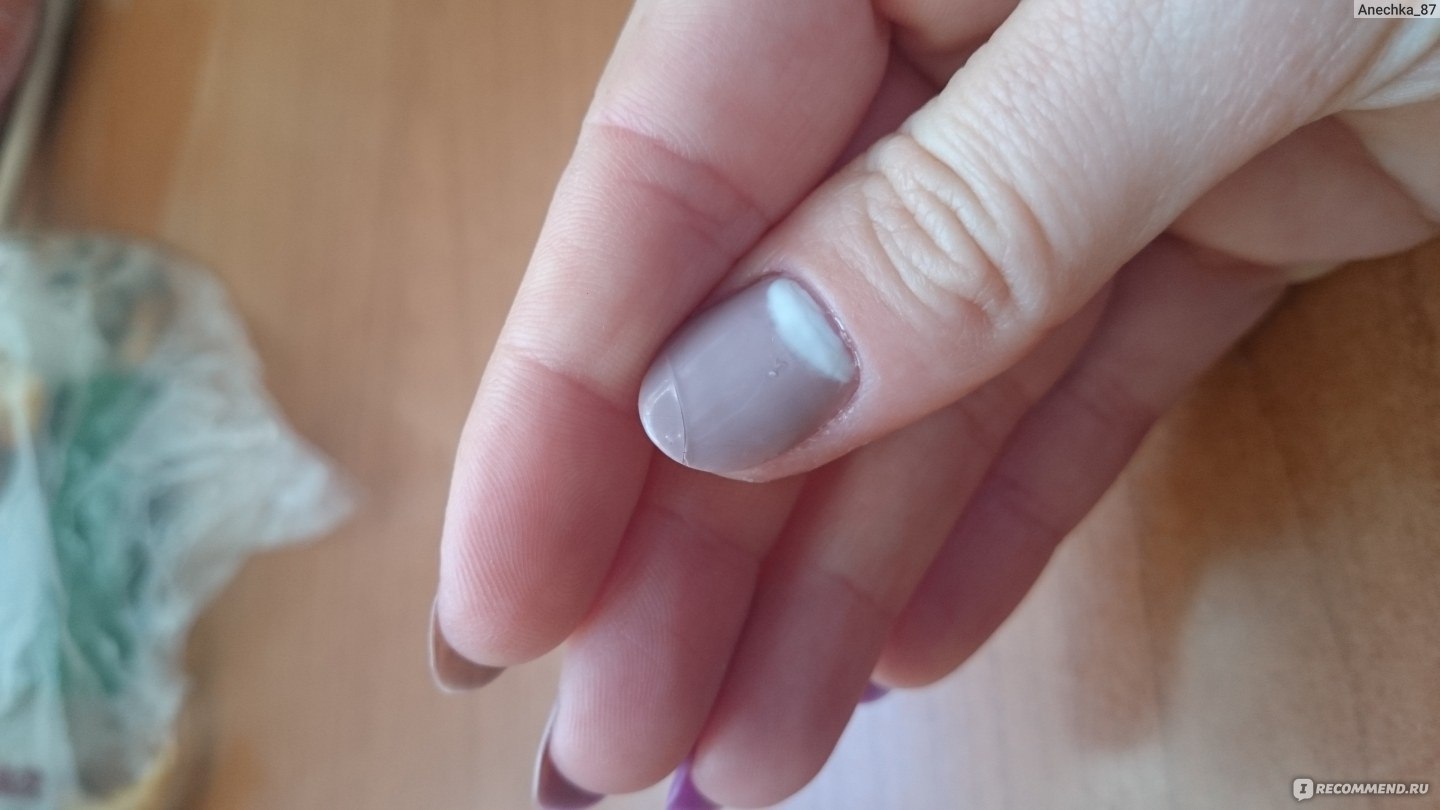 Почему трескается лак. Потрескалось покрытие на ногтях. Трещина на ногте гель лак.