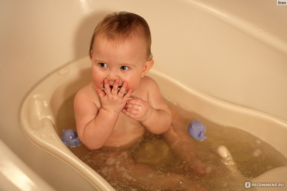 Дочка мылась в душе. Дочка моется. Купание Дочки. Дочь купается. Дочка купается в ванночке.