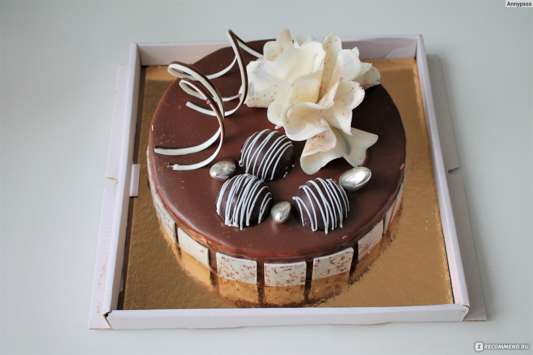 А вот как этот шоколадный декор смотрится на торте.