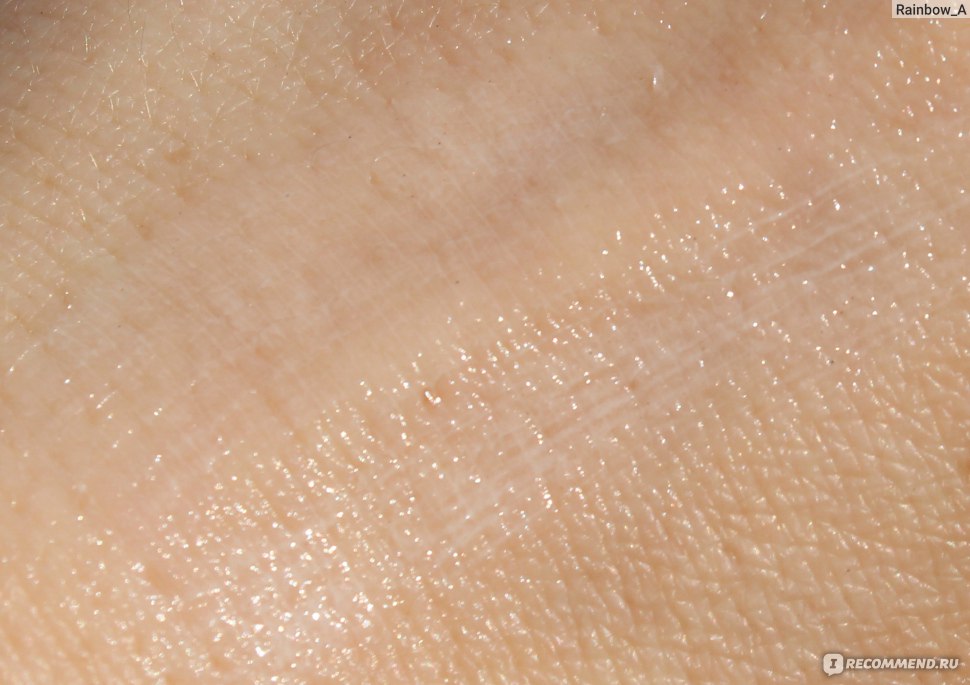 Процесс впитывания крема в кожу рук.