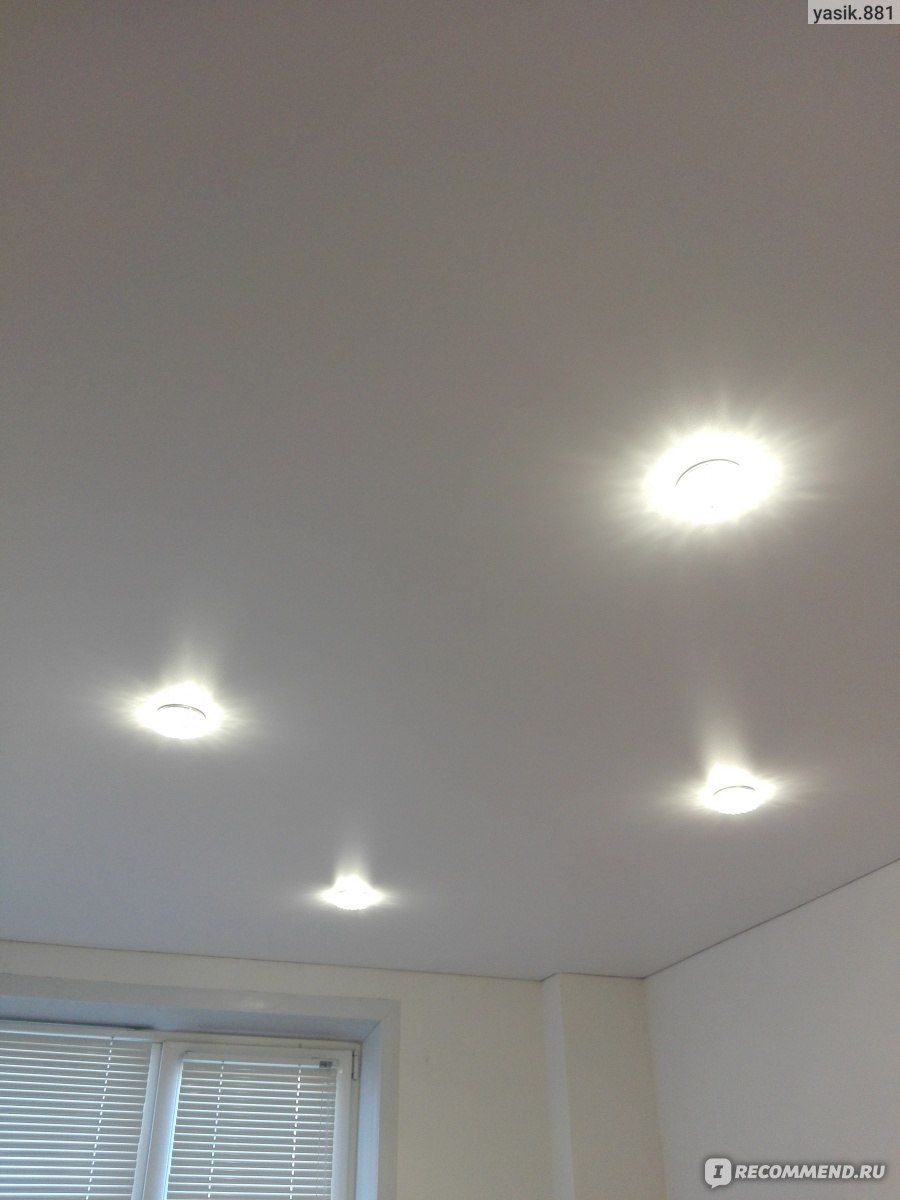 Расположение 6 светильников на натяжном потолке