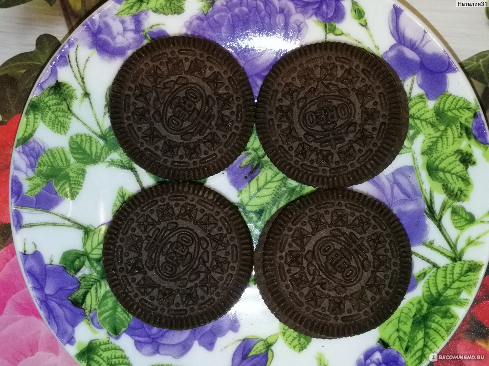 Печенье Oreo Клубничный вкус - «Кусочки клубники никто не обещал (в составе  только ароматизаторы), но зато краситель натуральный (концентрат сока  красной свеклы). Неплохо для разнообразия, брать можно, особенно по акции.  Печенье мне