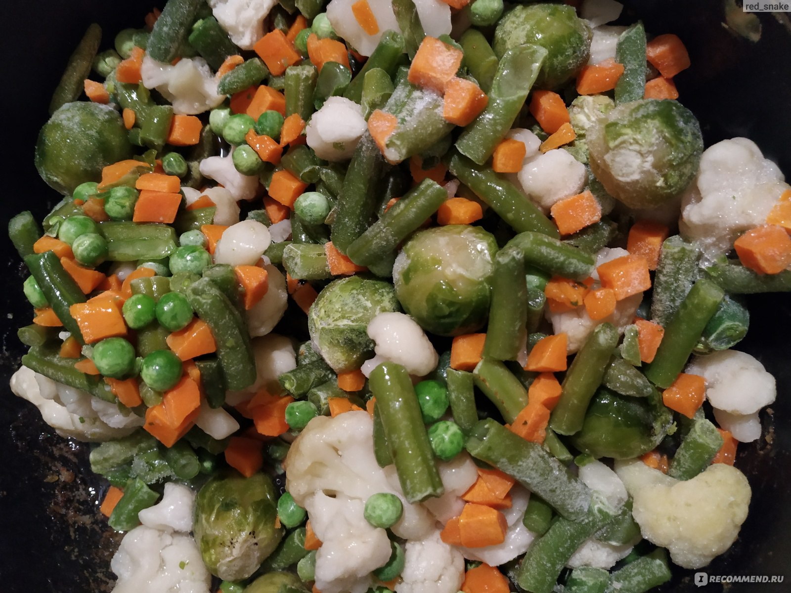 Замороженные овощи с фаршем. Смесь из овощей замороженная. Овощная смесь приготовленная. Что приготовить с замороженными овощами. Овощная смесь на сковороде.