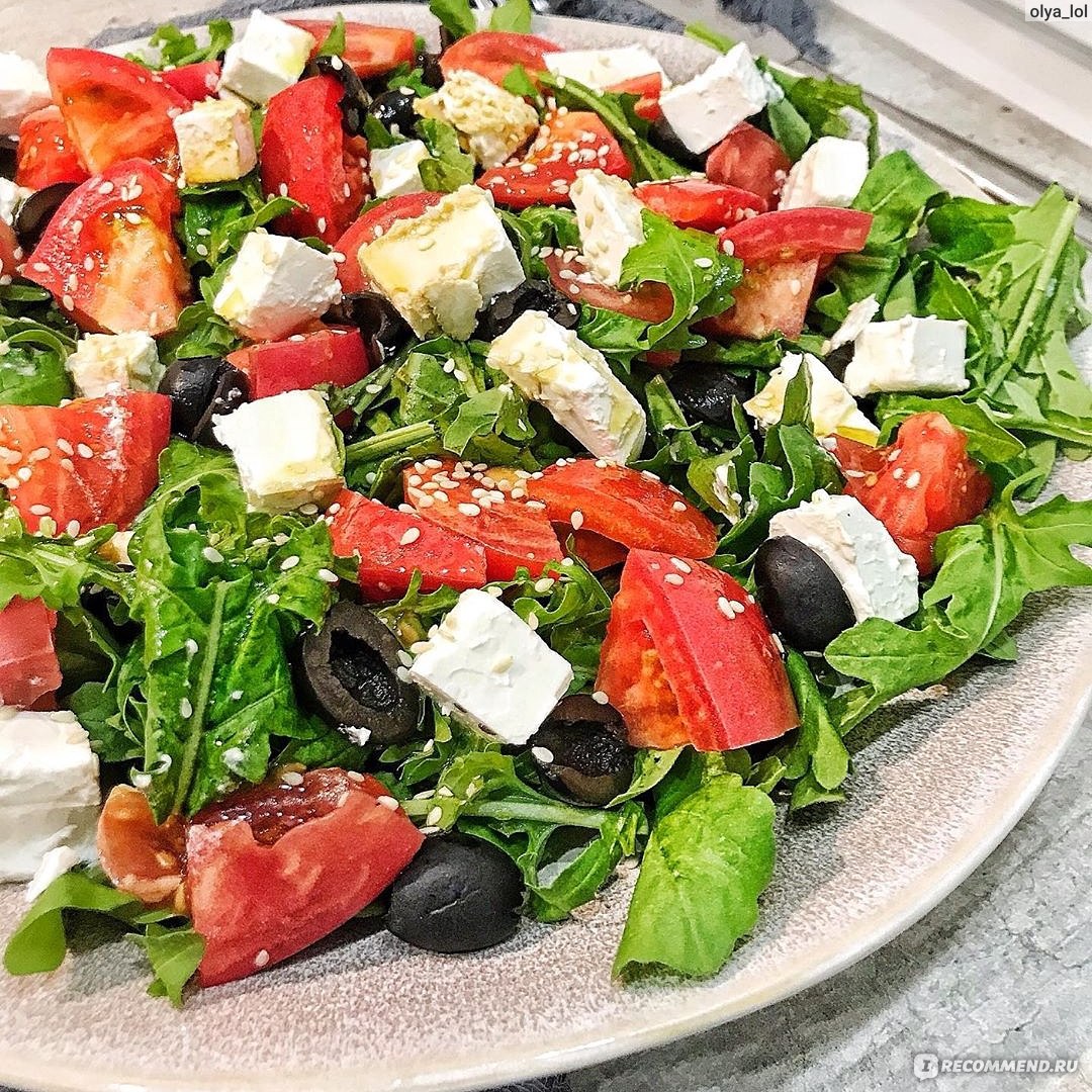 Греческий салат с рукколой