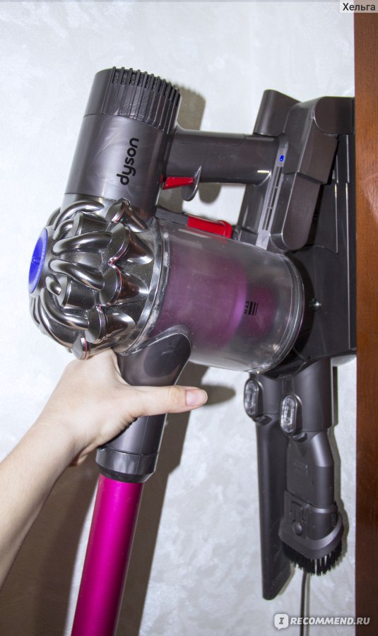 Заряд пылесоса. Пылесос Dyson dc62. Dyson dc62 на подзарядке. Пылесос Дайсон беспроводной зарядка. Пылесос Дайсон зарядка аккумулятора.