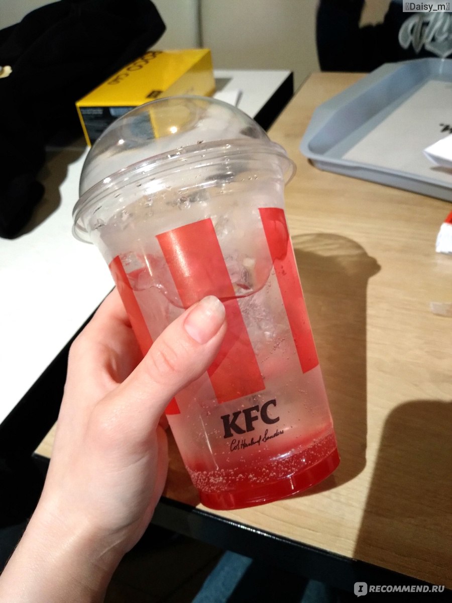 Лимонад KFC Клубника и Базилик - «Абсолютное нечто! 🍓 Для любителей пиццы  с ананасами или дыни с ветчиной 🍓 Лимонад клубника-базилик из KFC» | отзывы