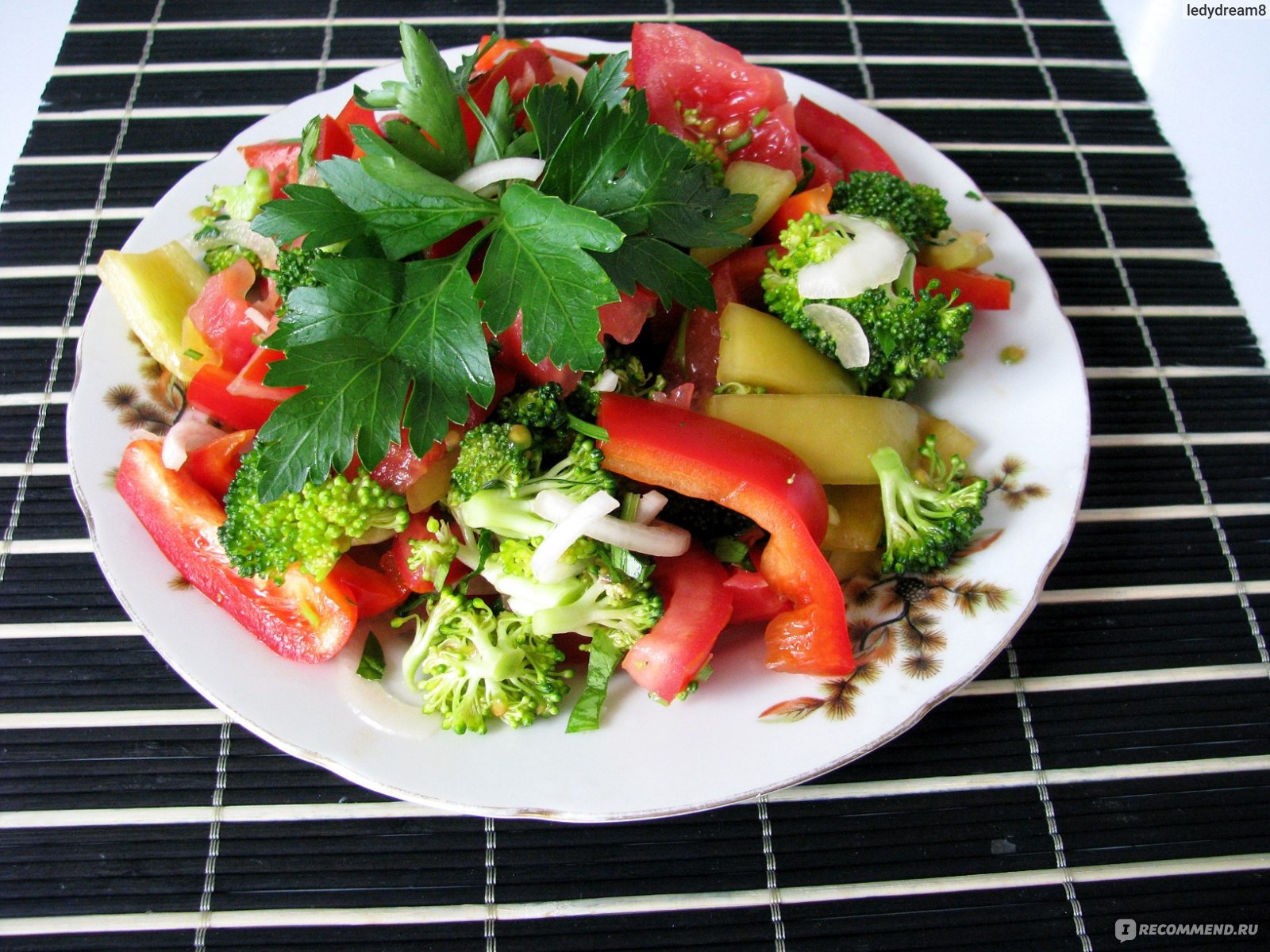 Очень вкусные салаты из овощей. Салат с брокколи и болгарским перцем. Красивая подача овощного салата. Салат с сырыми овощами. Салат из сырых овощей.