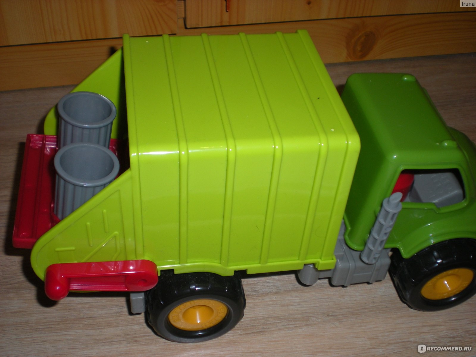 Мусоровоз зеленый. Driven Battat мусоровоз. Мусоровоз зеленый игрушка. Игрушка мусоровоз зеленый инерционный. Игрушечные мусоровозы с разноцветными баками.