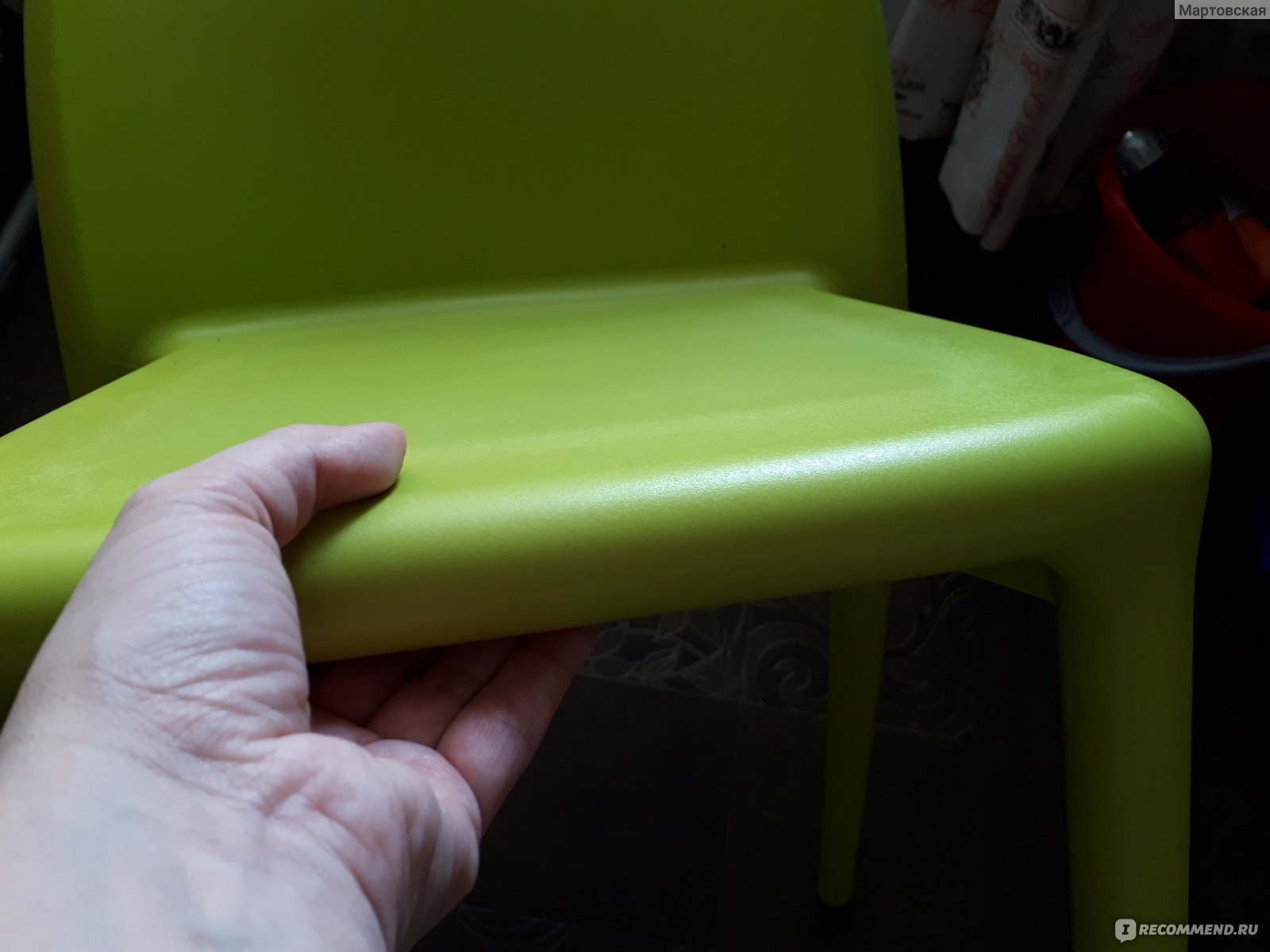 стул с зеленым оттенком у взрослого