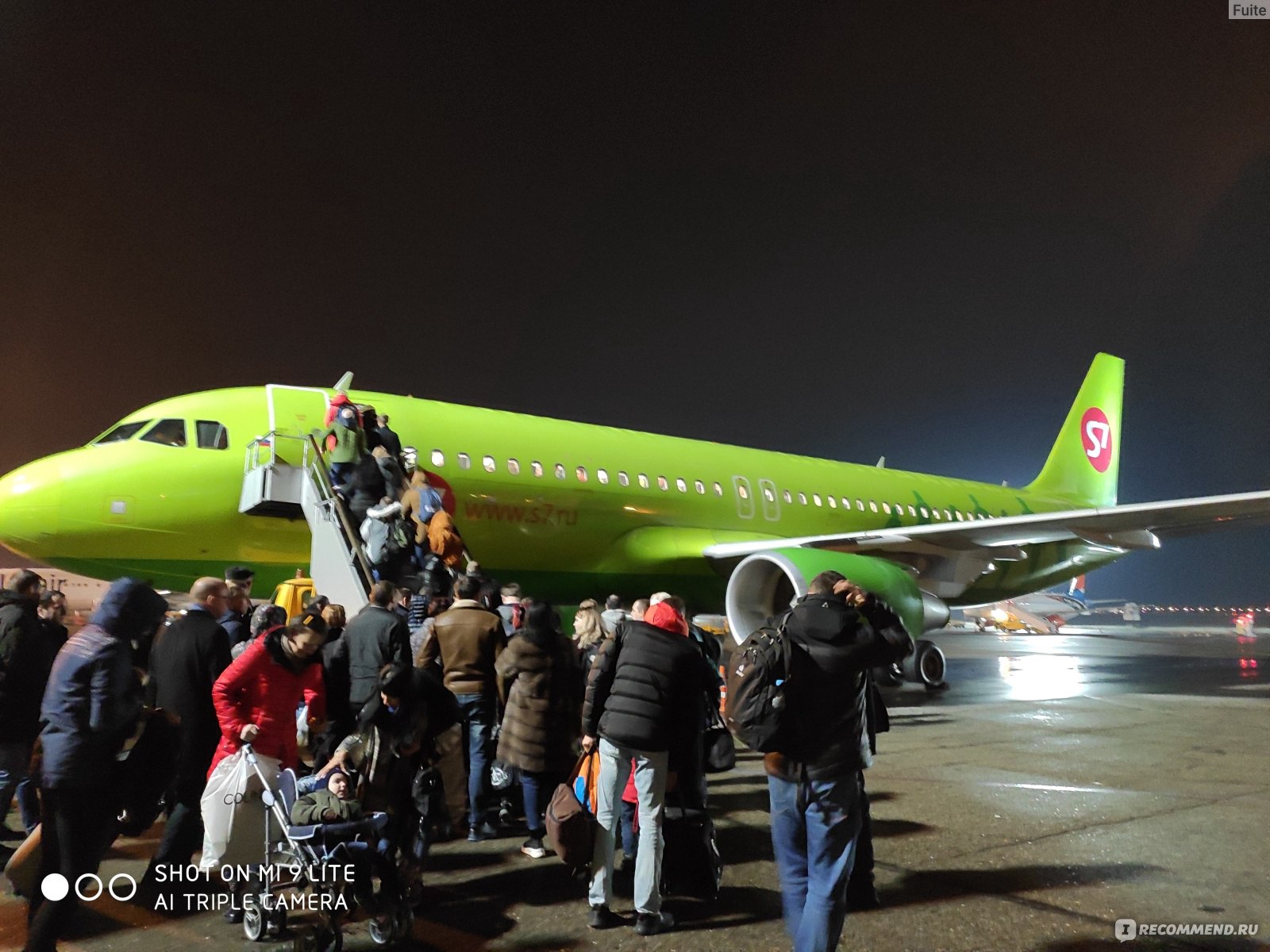 S7 москва самара. S7 Airlines (ОАО «авиакомпания «Сибирь»). Зелёный самолёт. Зелёный самолёт s7. Зеленые самолеты Москва.