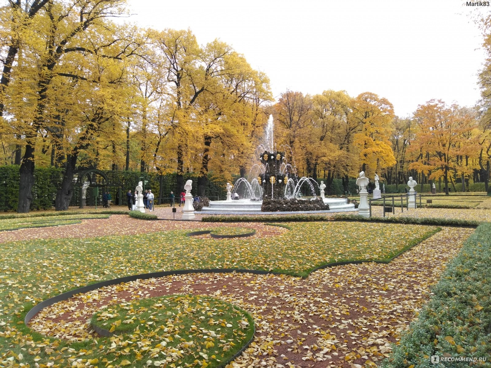 Золотая осень в летнем саду в Санкт-Петербурге