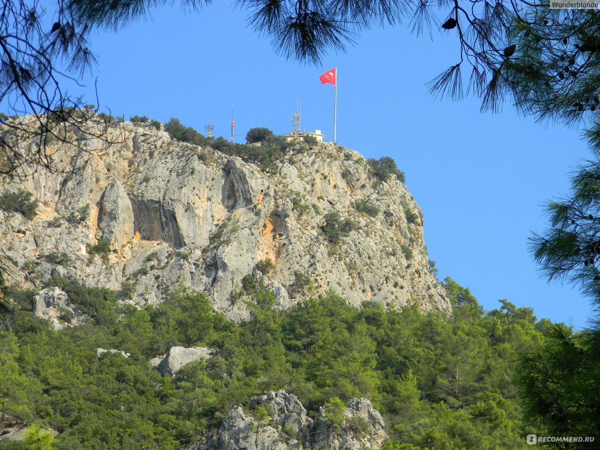 Гора с флагом в Кемере