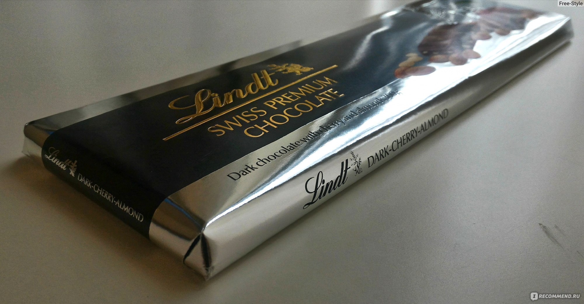 Шоколад Lindt Swiss Premium Dark Berry Almond