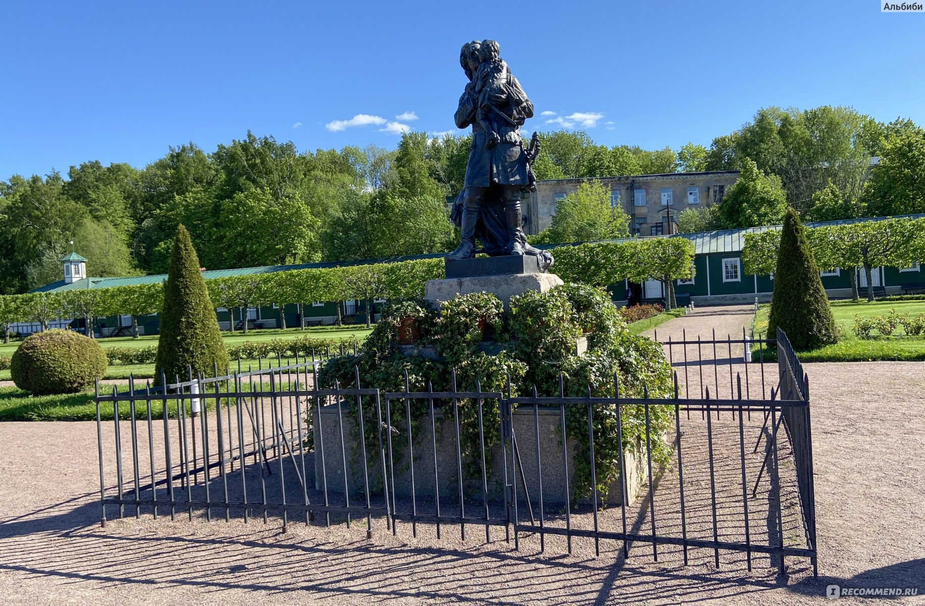 Памятник Екатерине в Петергофе