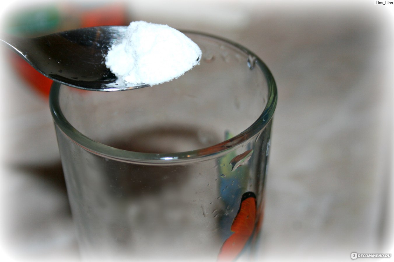 Вред воды с содой. Пищевая сода и вода. Сода пищевая со стаканом. Пищевая сода растворяется в воде. Сода с водой пить.