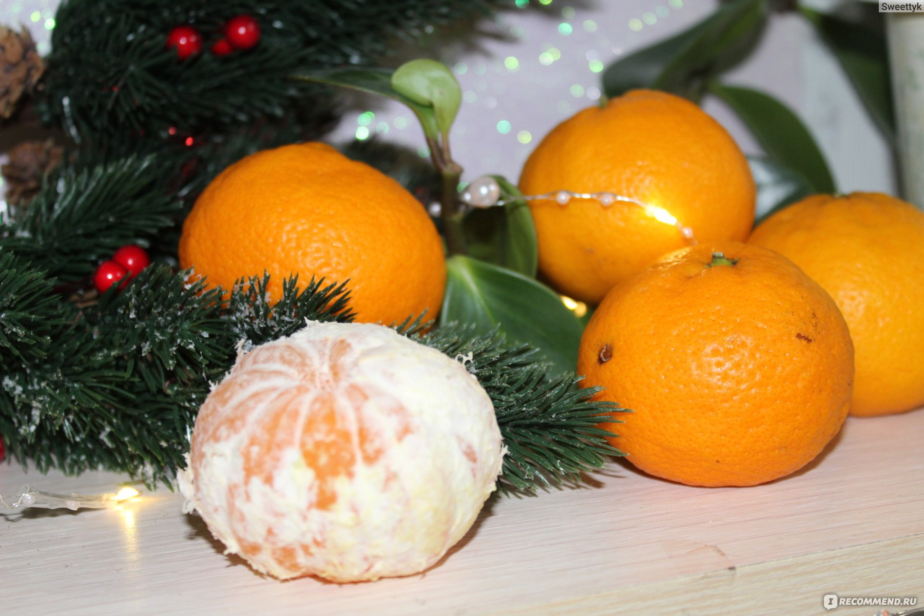 Фрукты нового года. Новогодние фрукты. Мандарины на новогоднем столе. Мандариново-фруктовый новогодний стол. Яблоки и мандарины на новогоднем столе.