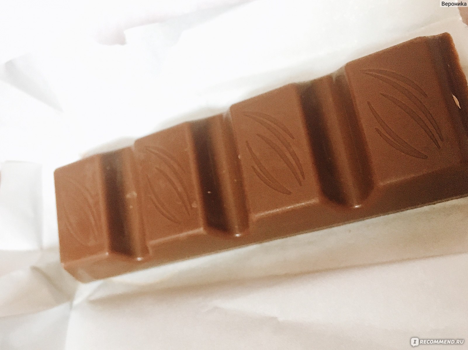 Шоколадные батончики в белой упаковке