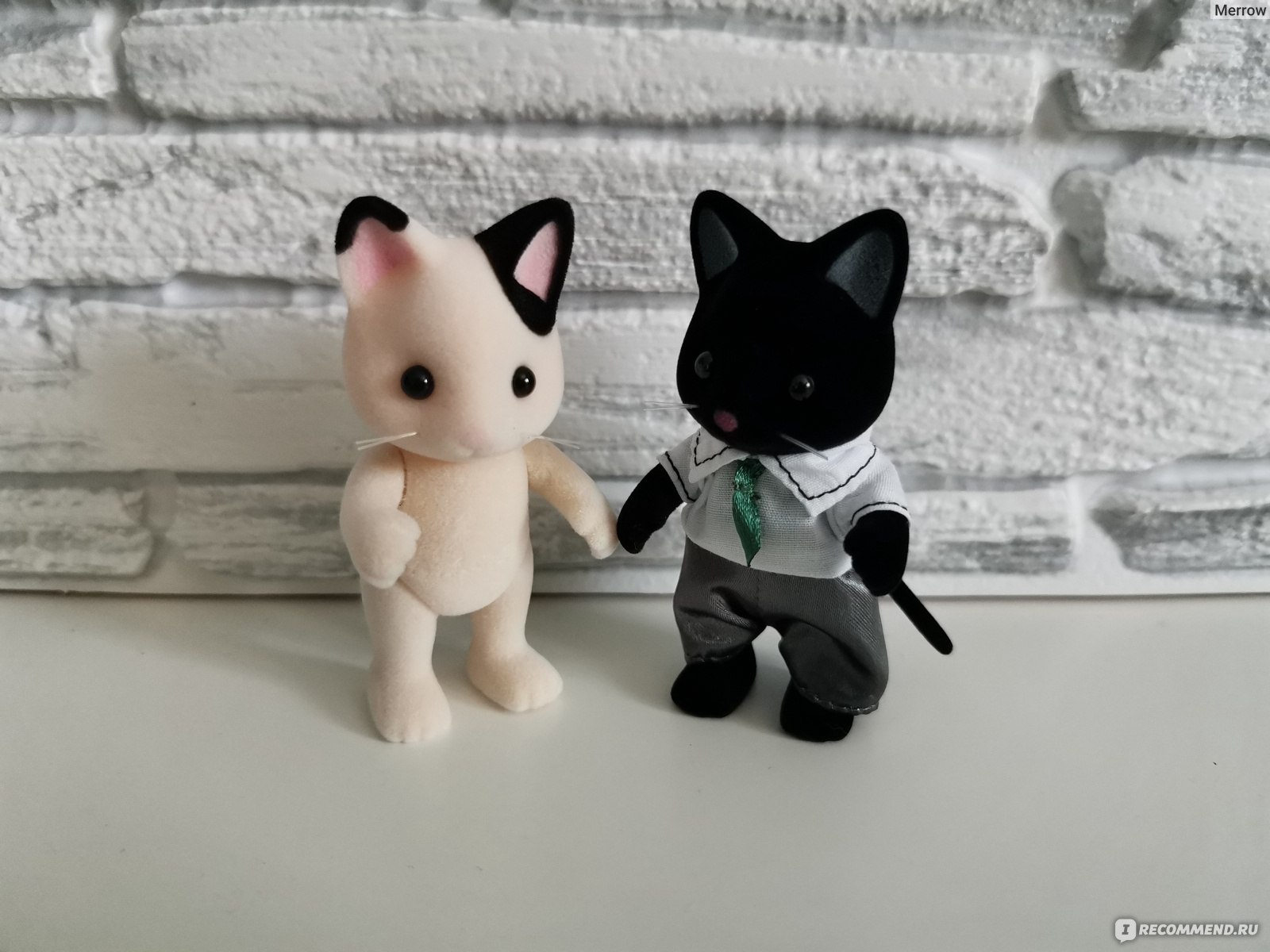 Sylvanian Families Набор фигурок Семья черно-белых котов (Tuxedo Cat) ,  Артикул 5181 - «Милота 80 лвл! Sylvanian Families - добрые игрушки,  сочетающие в себе любовь к животным и играм в куклы! Tuxedo