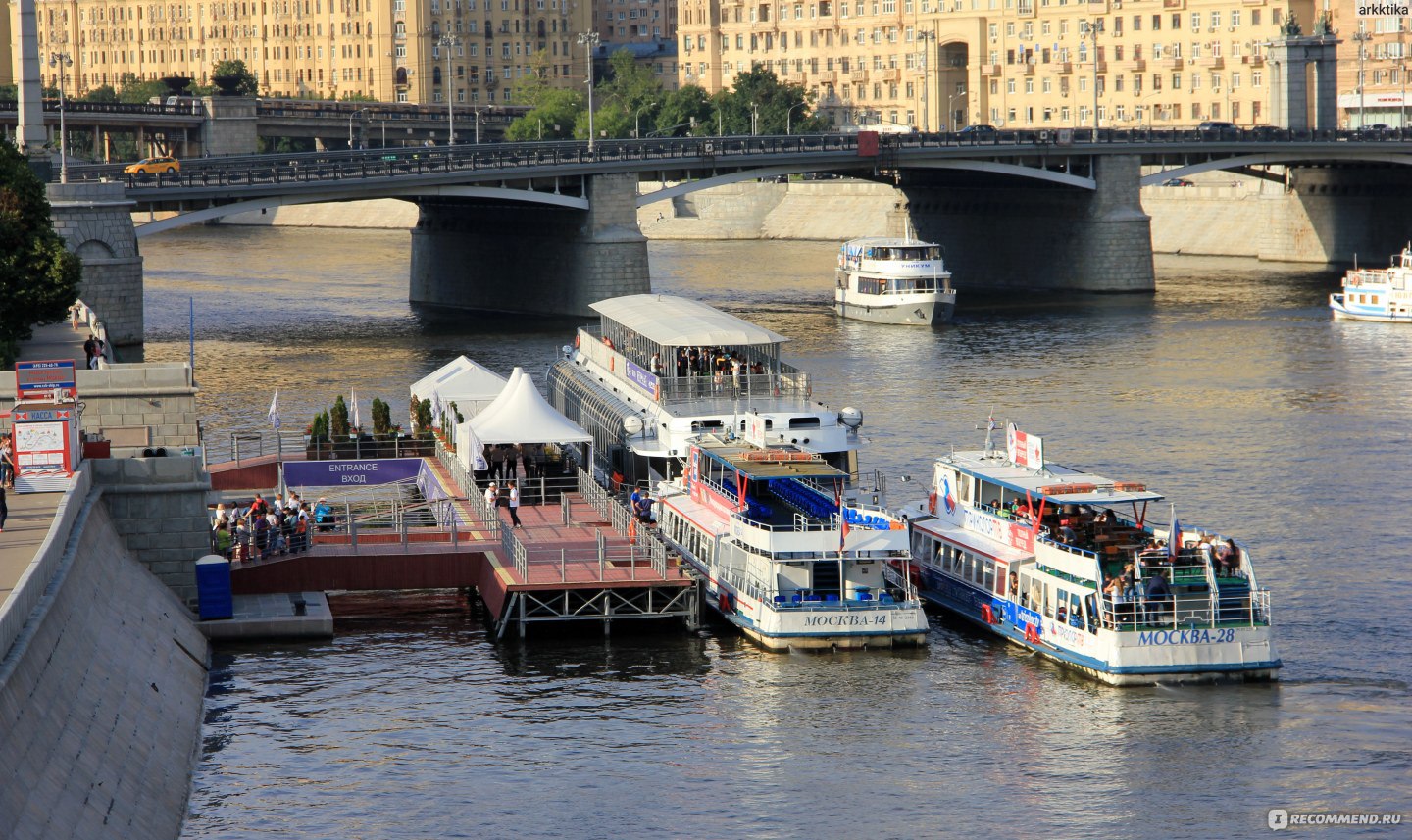 Прогулка по москве реке от новоспасского. Прогулка по Москва-реке на речном трамвайчике от Новоспасского моста. Теплоход Москва река. Прогулка на трамвайчике от Киевской до Новоспасского моста. Причал Новоспасский мост.