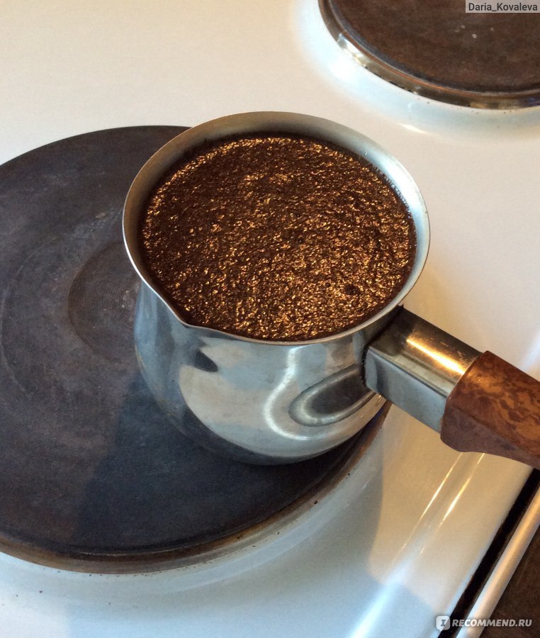 Сварить кофе на электроплите. Кофе в турке. Молоть кофе. Турка с кофе на плите. Кофе для варки в турке.