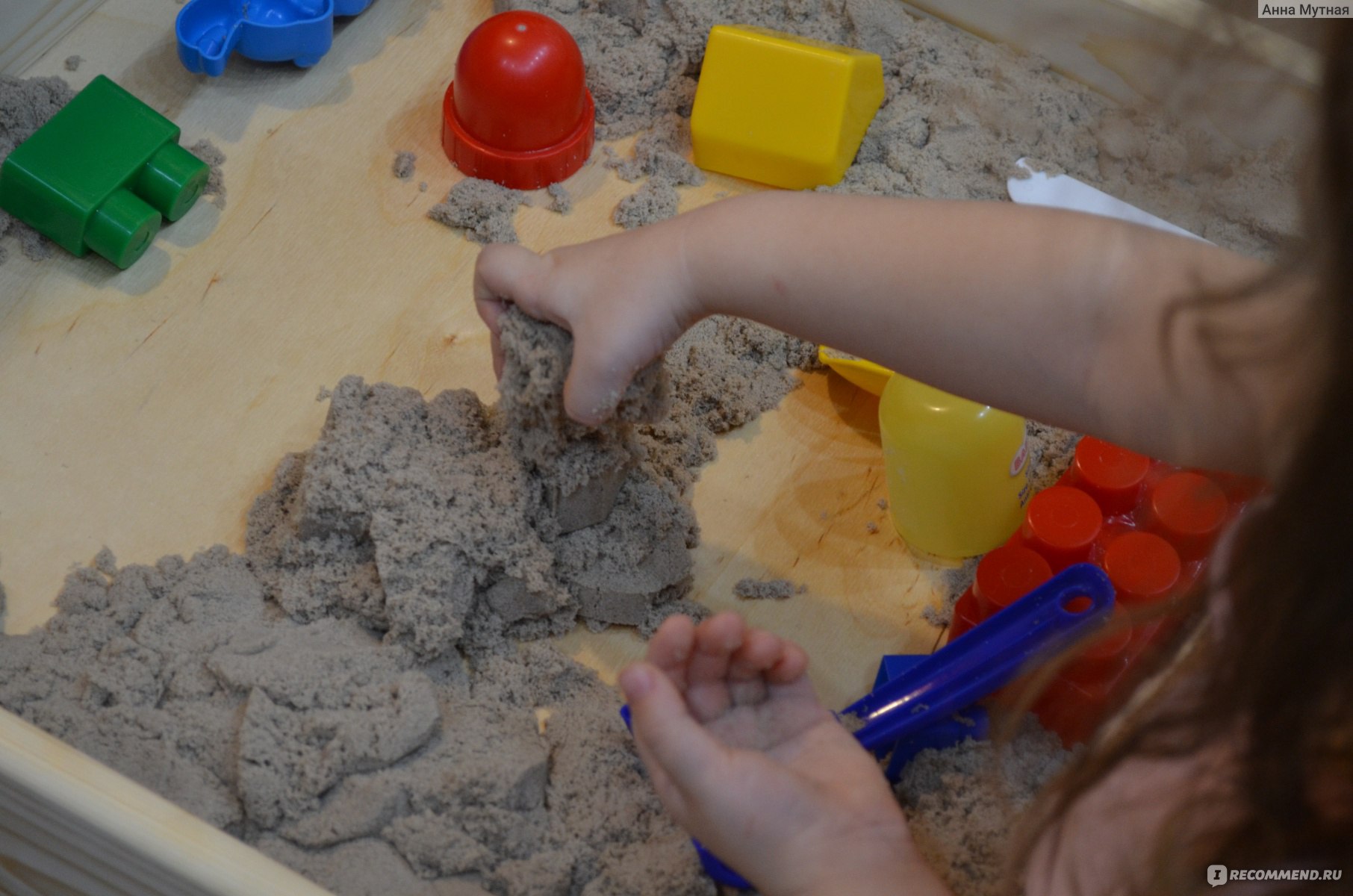 Kinetic Sand Кинетический песок - «Кинетический песок - одна из немногих  игрушек для ребёнка, о которой я вспоминаю спустя годы и рекомендую её до  сих пор. С ним было немного хлопот, но